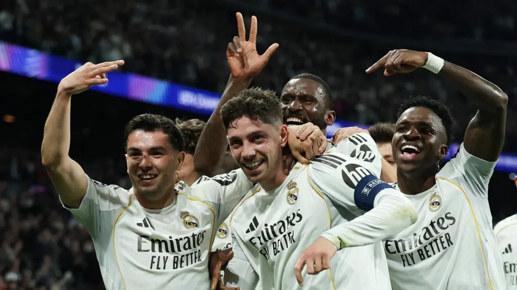 Valverde celebra junto a sus compañeros del Real Madrid su hat-trick al Manchester City