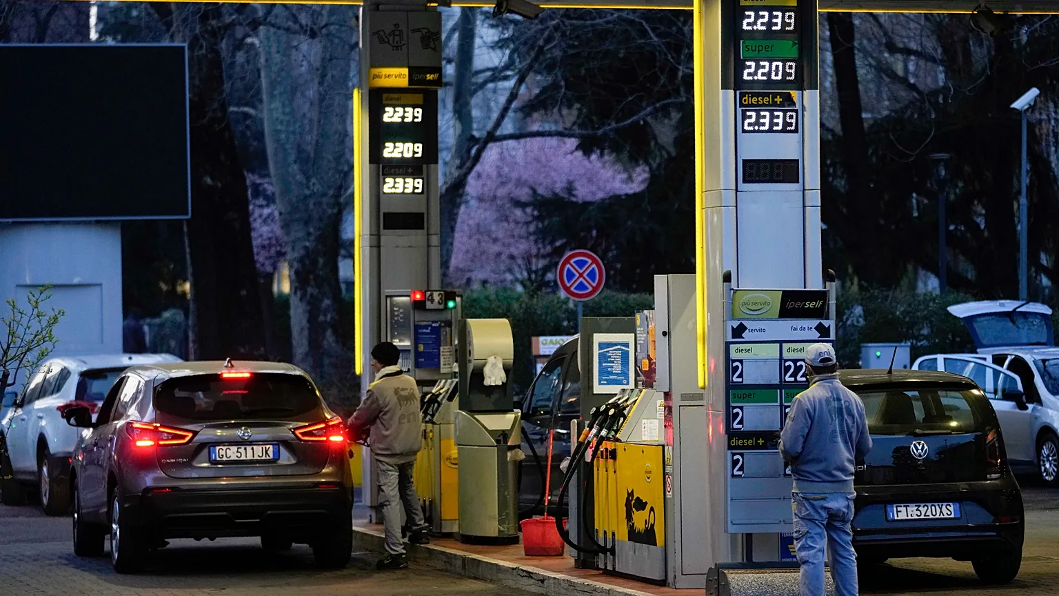 Service station in Milan in March 2022: the crisis triggered by the war on Iran is raising fuel prices to post-invasion levels in Ukraine