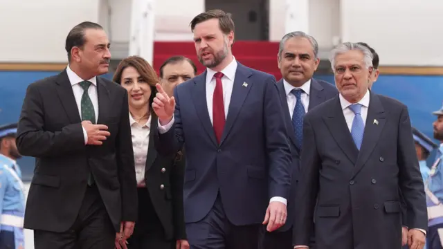 El vicepresidente de Estados Unidos, JD Vance (C), camina junto al jefe de las Fuerzas de Defensa y jefe del Estado Mayor del Ejército de Pakistán, el mariscal de campo Asim Munir (I), y el viceprimer ministro y ministro de Asuntos Exteriores pakistaní, Mohammad Ishaq Dar, tras su llegada para reunirse con funcionarios iraníes.
