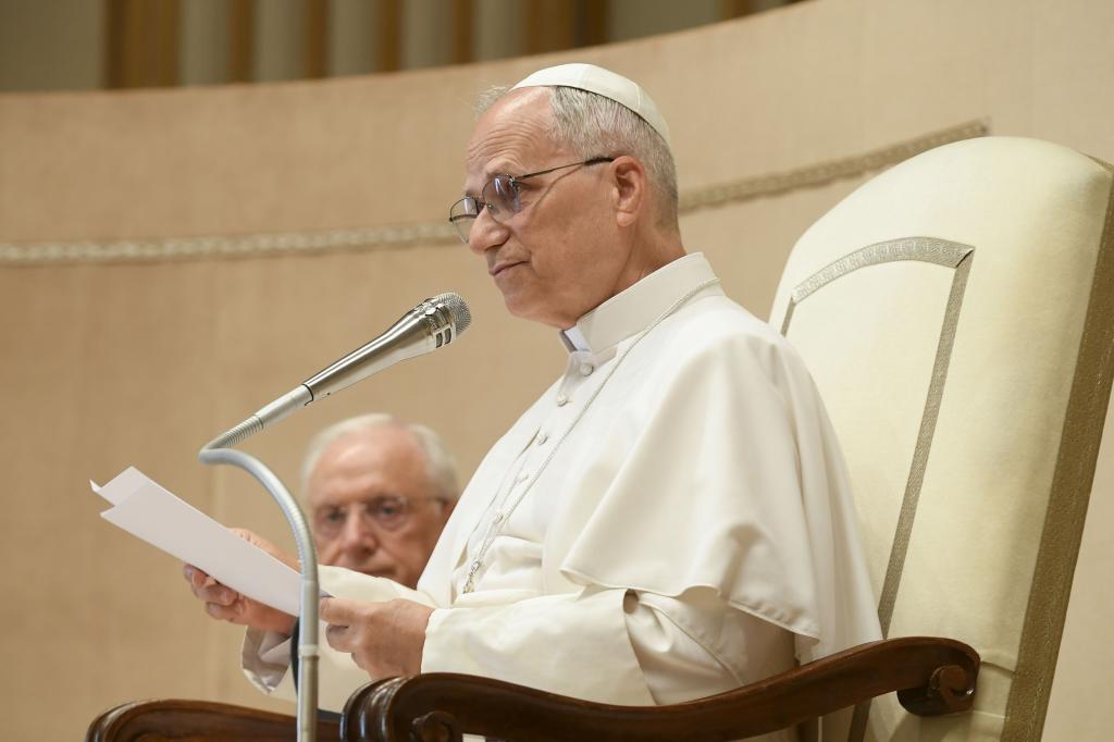 El papa León XIV duranta una audiencia.