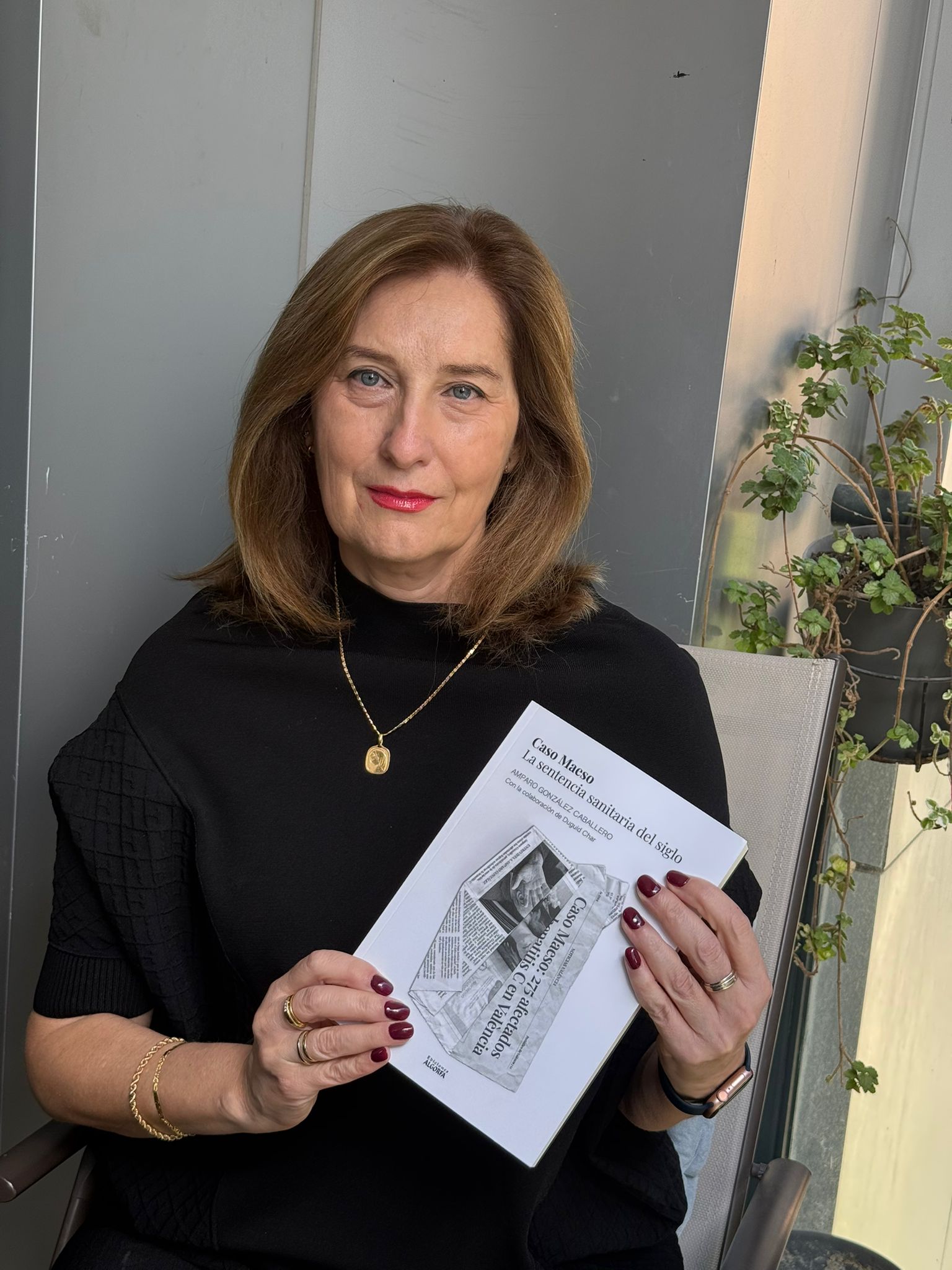 Amparo González Caballero con su libro publicado a finales de 2025. (Cedida)