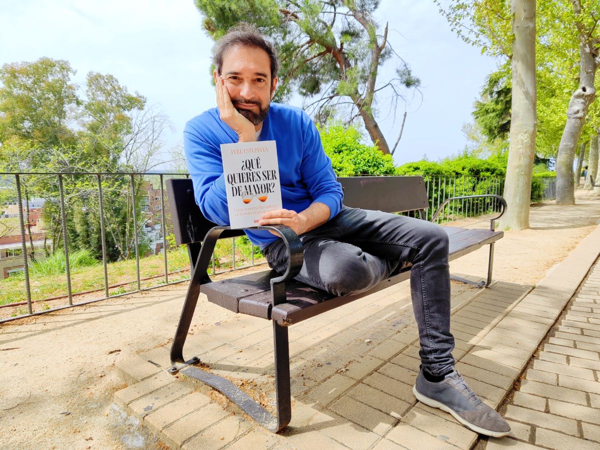 Foto: Pere Estupinyà posa con su libro. (Cedida)