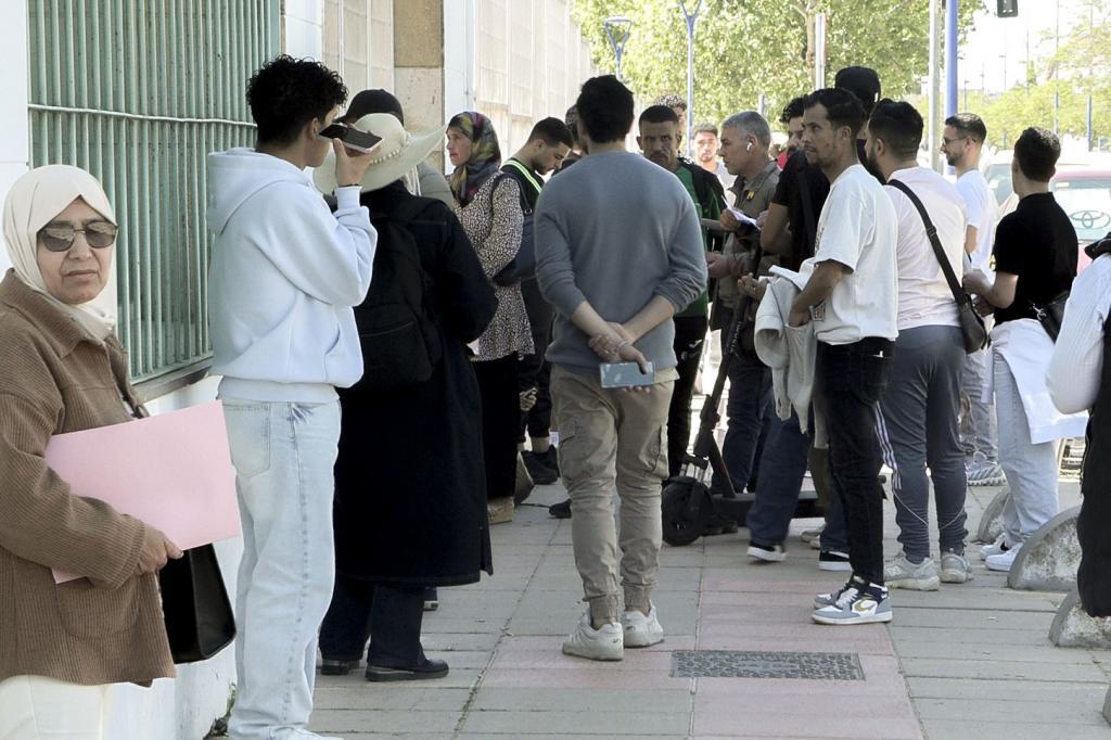 Un grupo de marroquíes hace cola en el consulado de su país en Sevilla.