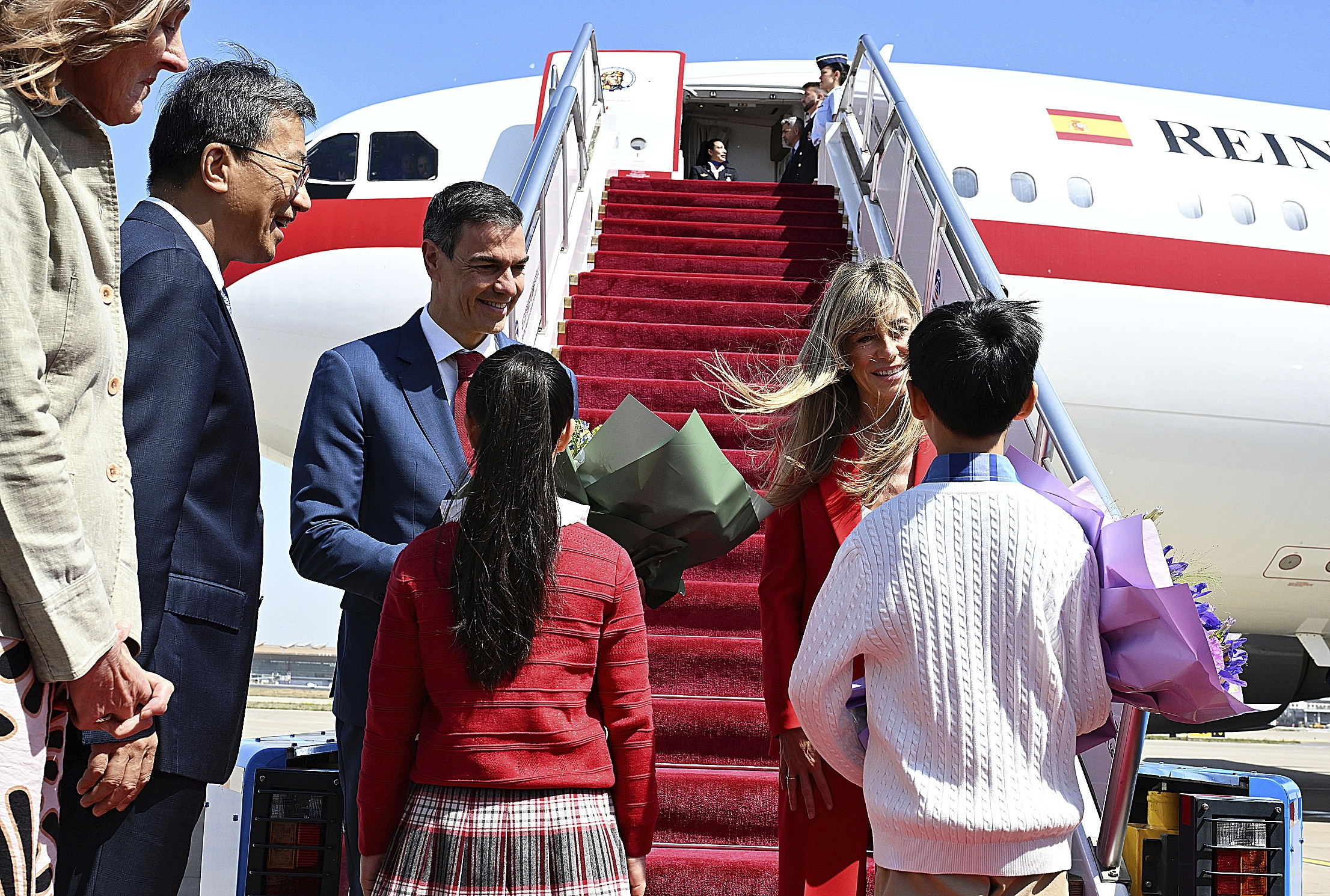 Pedro Sánchez, y su esposa, Begoña Gómez, a su llegada a Pekín en el que es el cuarto viaje en cuatro años del presidente del Gobierno de España a China.