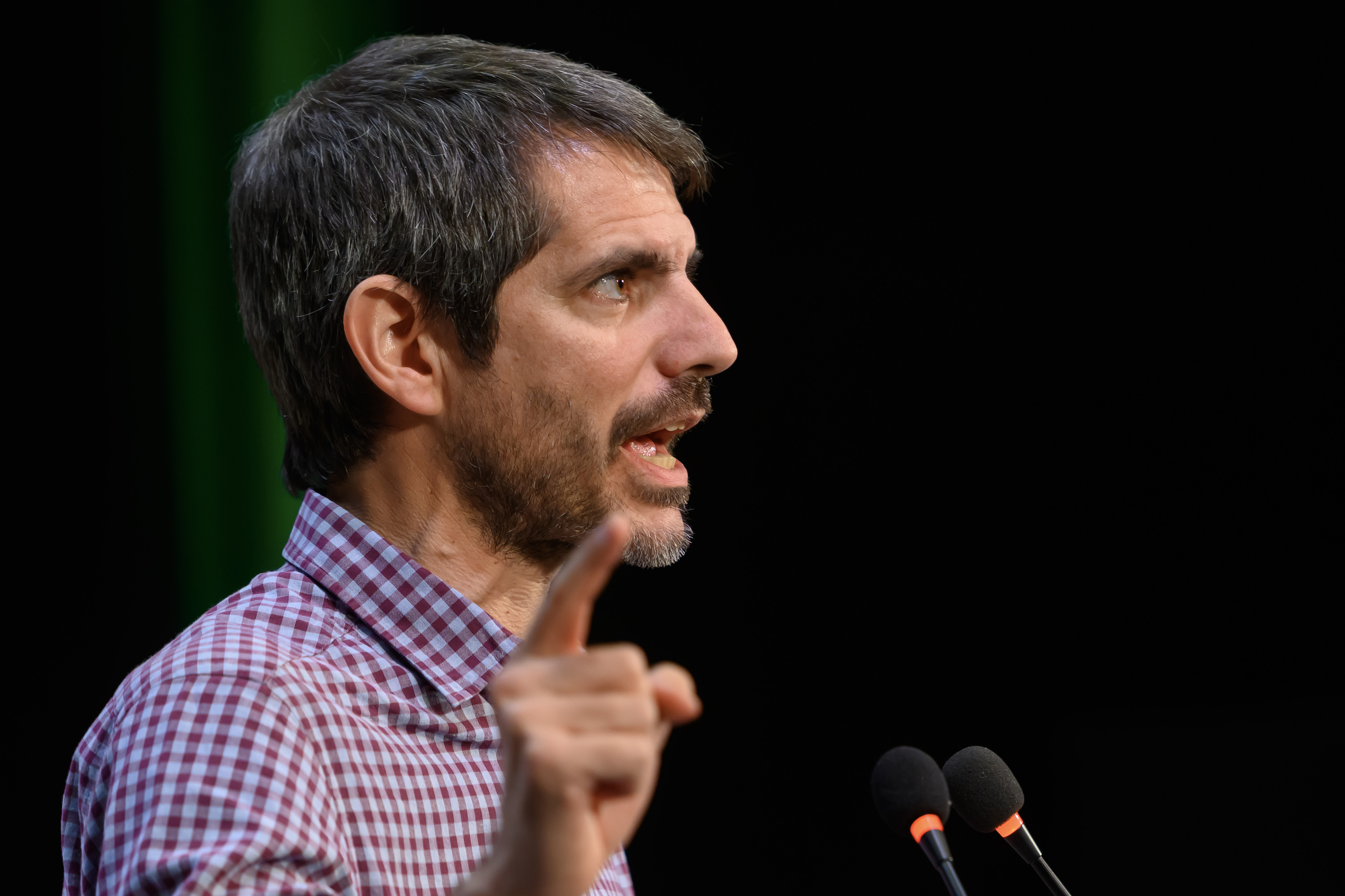 Ernes Urtasun interviene en un acto en Sevilla este pasado domingo.