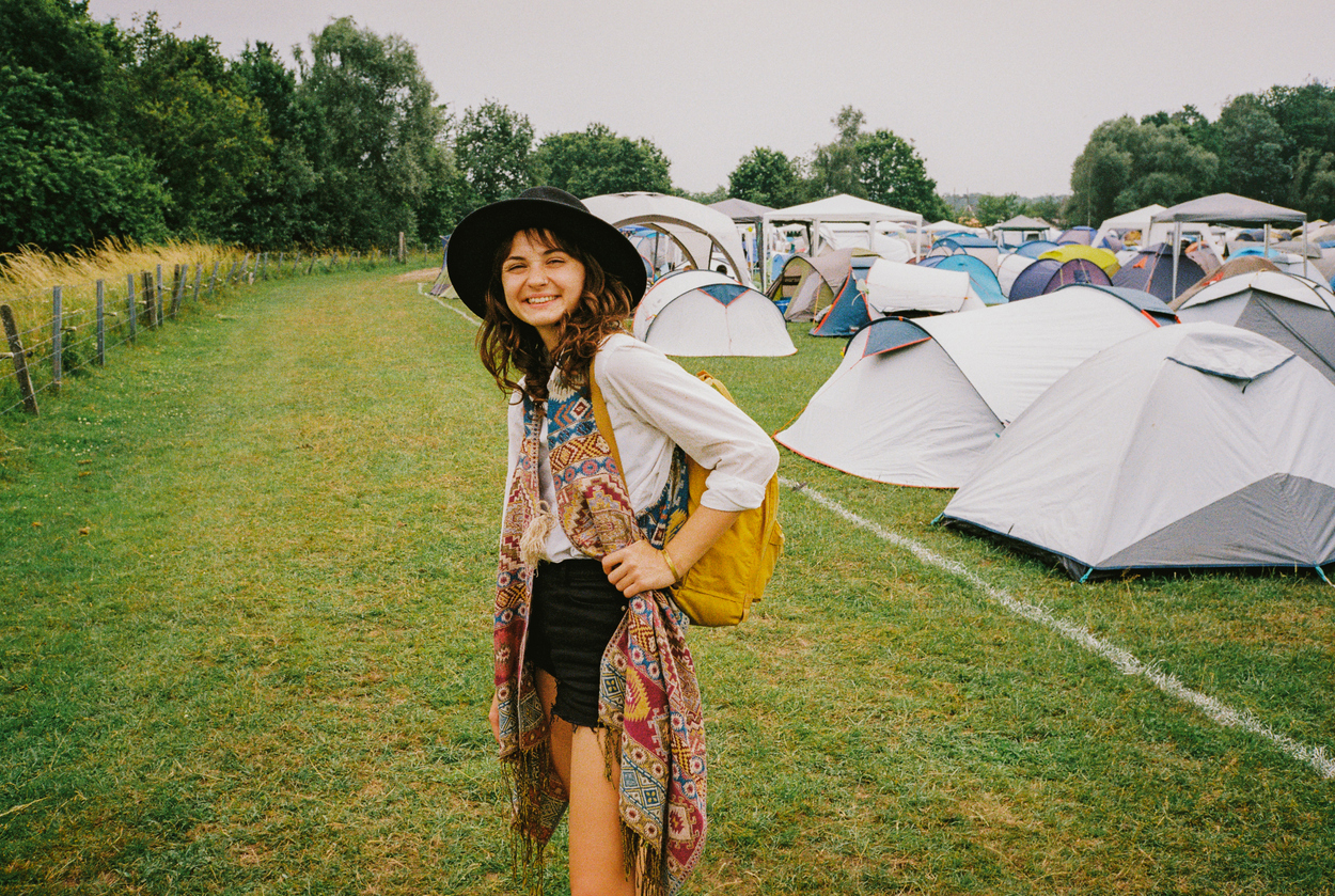 Foto: Una chica en el campig de un festival de música (iStock)