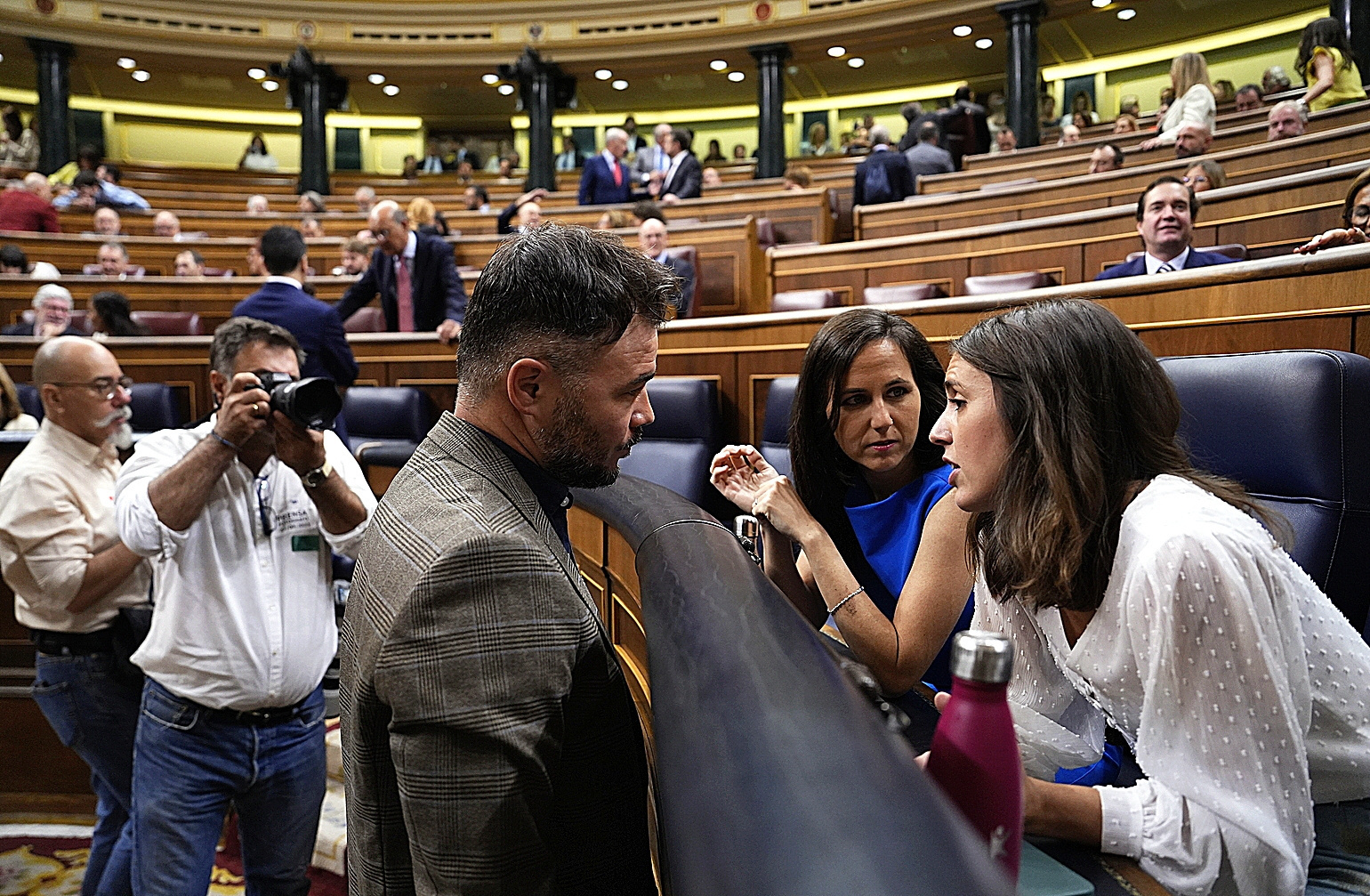 Gabriel Rufián (ERC) e Irene Montero (Podemos) conversan en el debate de investidura en septiembre de 2023, junto a Ione Belarra.
