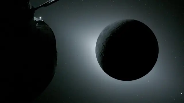 La Luna iluminada por detrás por el Sol durante un eclipse solar, fotografiada por la nave espacial Orión de la NASA.