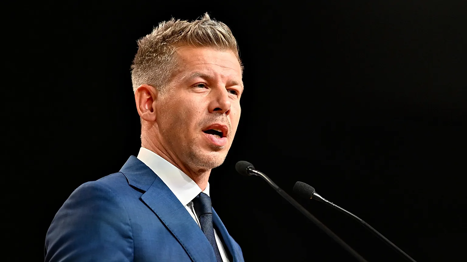 Péter Magyar called on his rival to lift the veto on the €90 billion loan.