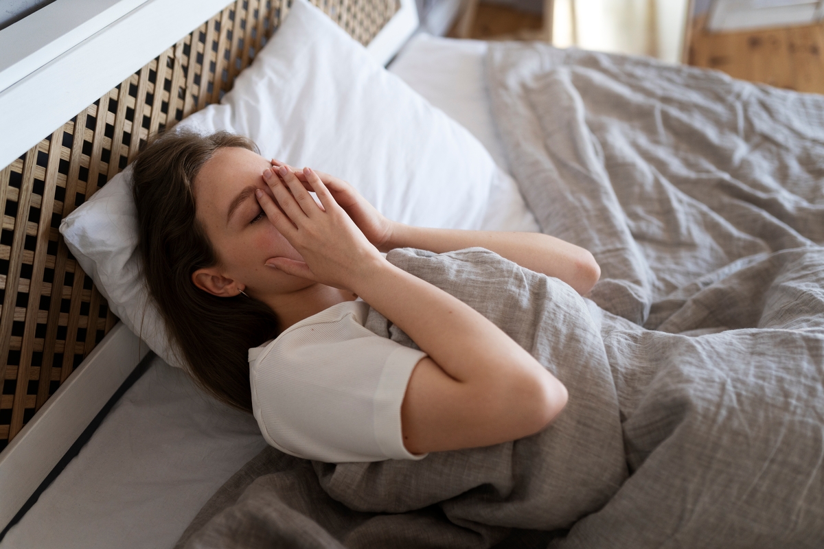 Una mujer en la cama tras no haber descansado durante la noche (Freepik)