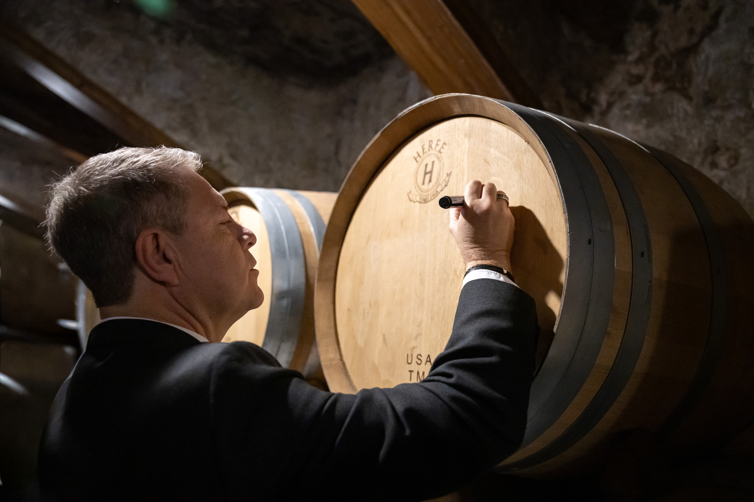 Emiliano García-Page, en una bodega de Albacete.