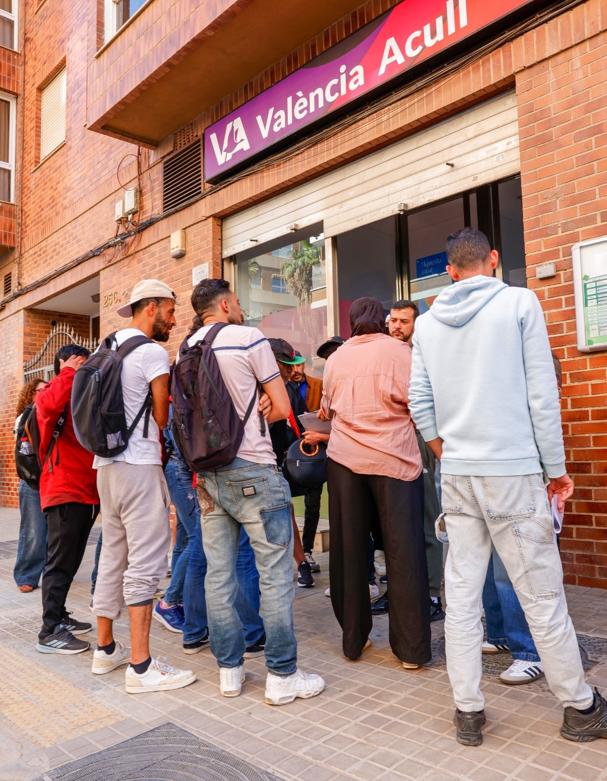 Un grupo de inmigrantes que quieren regularizarse en Valencia.