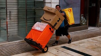 FOTO DE ARCHIVO: Un repartidor empujando un carrito con cajas de Amazon en una calle comercial del centro de Málaga, España. 28 de abril de 2022. REUTERS/Jon Nazca