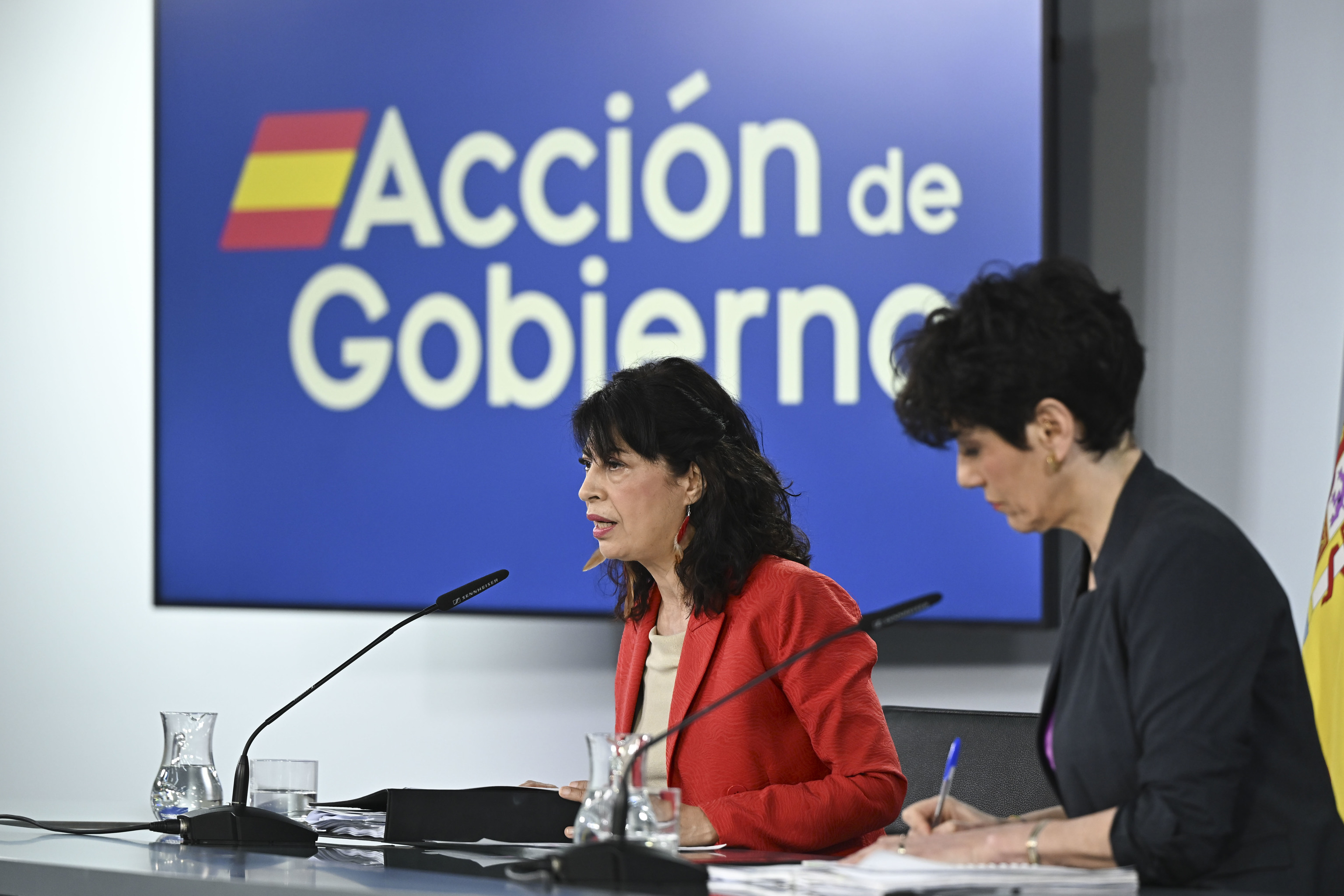 Las ministras Ana Redondo (Igualdad) y Elma Saiz (Seguridad Social) en la rueda de prensa tras el Consejo de Ministros.