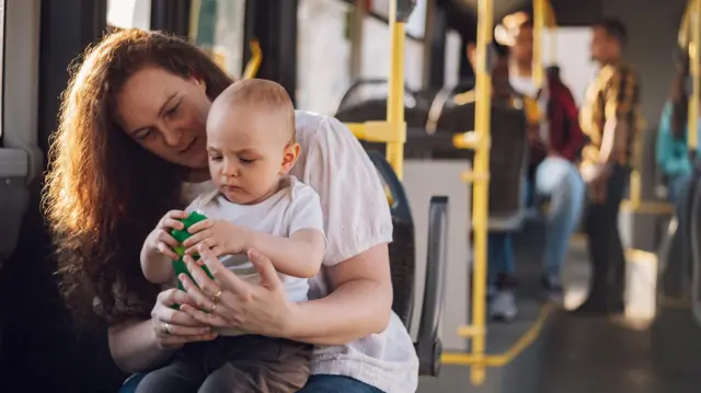 Madre con su bebé viajando en autobús