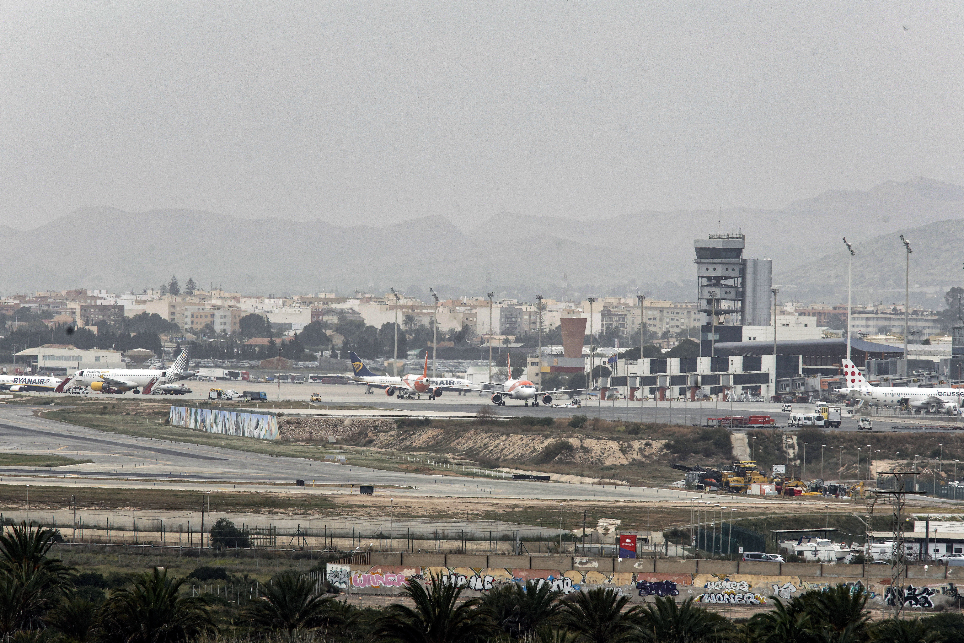 El aeropuerto Alicante - Elche Miguel Hernández, bajo el efecto de la calima.