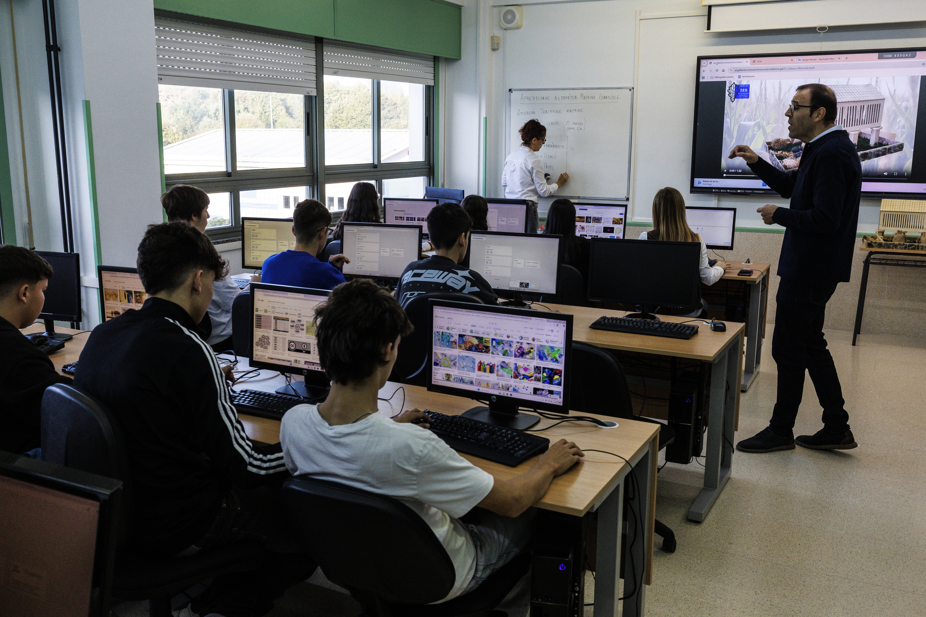 Alumnos menores de edad en un aula donde usan ordenadores.