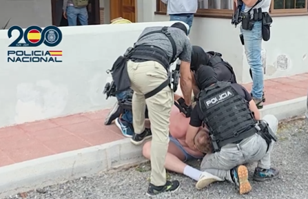 Momento en que los agentes de la Policía Nacional detienen al fugitivo reclamado por Polonia.