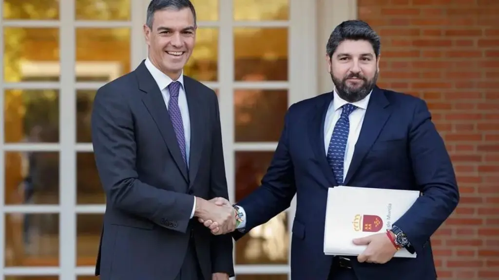 López Miras junto al presidente del Gobierno Central, Pedro Sánchez. EFE