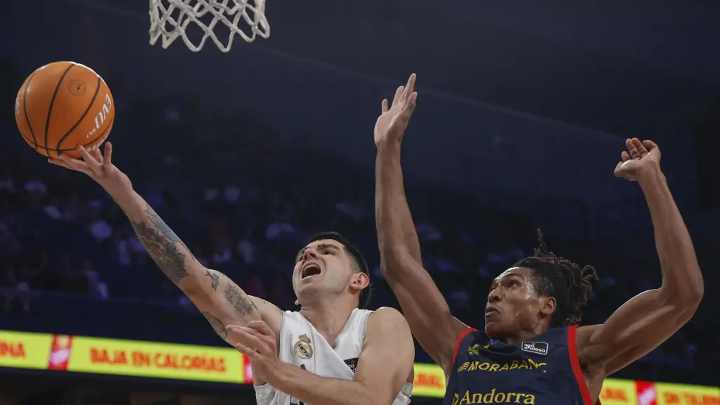 Gaby Deck entra a canasta presionado por Yves Pons.