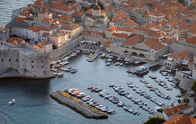 Puerto en el casco antiguo de Dubrovnik, Croacia, desde una colina sobre la ciudad