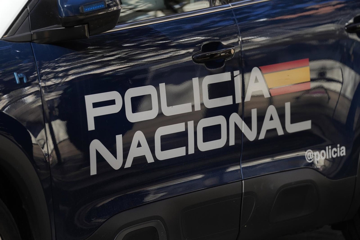 Un coche de la Policía Nacional frente a una comisaria (David Zorrakino - Europa Press)