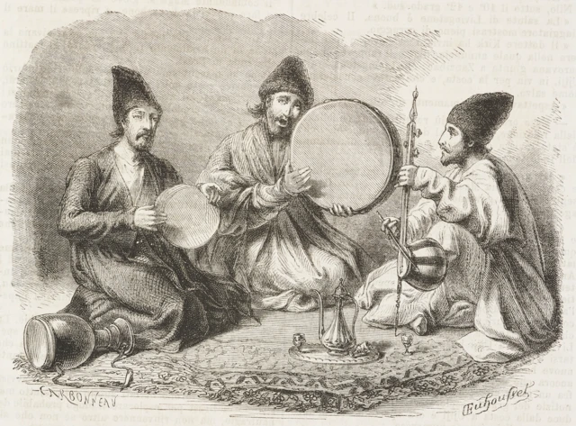 Tres hombres sentados sobre una alfombra. Están vestidos con túnicas y gorros mientras tocan diferentes instrumentos, como dos panderetas y un pequeño tambor, y uno de ellos canta. En el centro hay una tetera sobre una bandeja.