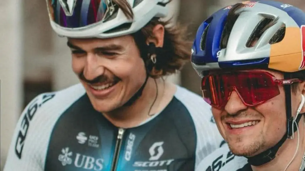 Xabier Mikel Azparren, junto a Tom Pidcock.