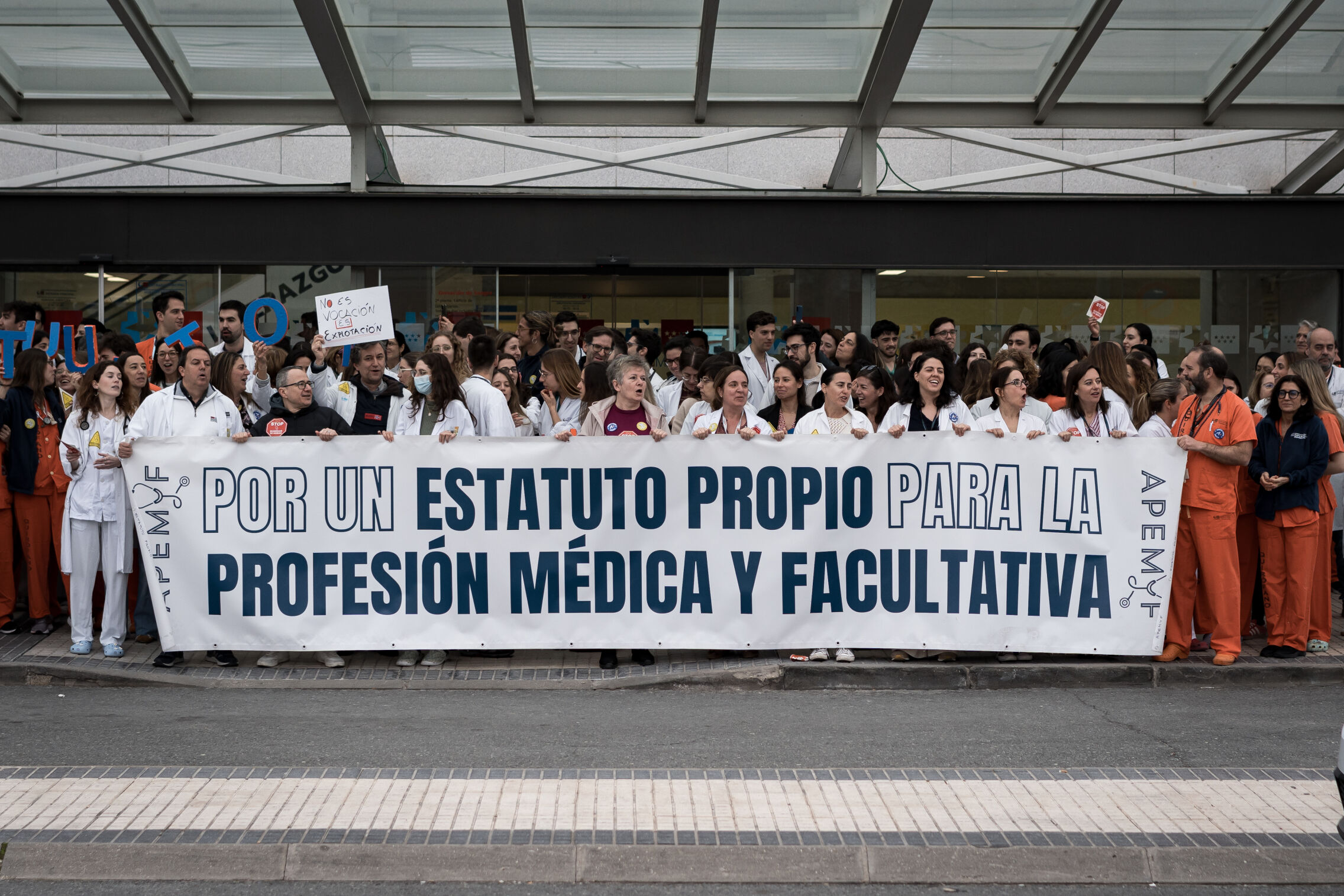 Foto: Varias personas durante una concentración, frente al Hospital Universitario Puerta del Hierro, a 20 de marzo de 2026, en Madrid (España). (Europa Press/Diego Ramadés)