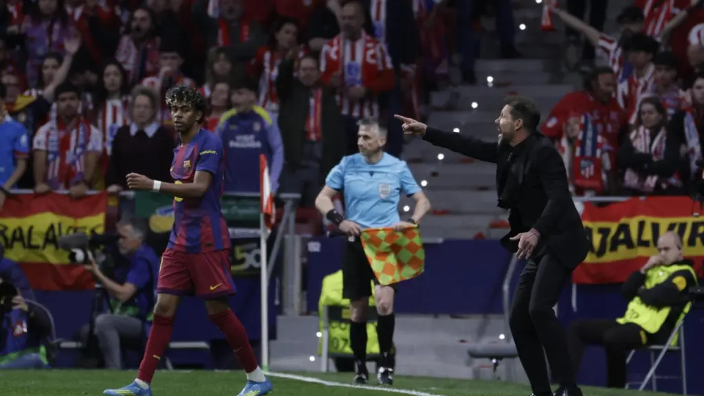 Diego Simeone y Lamine Yamal, durante el Atlético - Barcelona