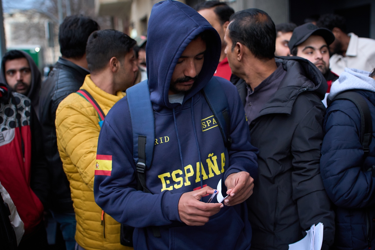 Decenas de personas en la entrada del consulado de Pakistán en Barcelona. (Foto AP/Emilio Morenatti)