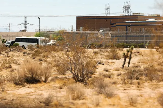 Un autobús lanzadera se encuentra en una puerta fuera de la instalación de detención del Centro de Procesamiento ICE de GEO Group en Adelanto, California, el 11 de julio de 2025. (Foto de Patrick T. Fallon / AFP) (Foto de PATRICK T. FALLON/AFP vía Getty Images)