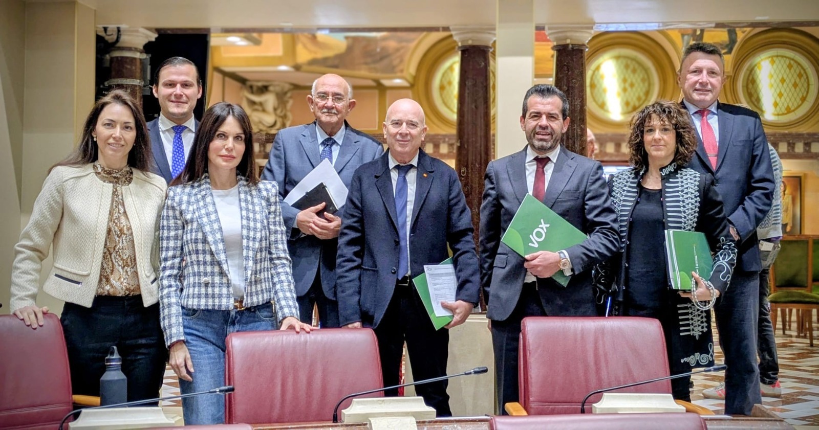La diputada Virginia Martínez García (izq), junto a sus antiguos compañeros de Vox en la Asamblea