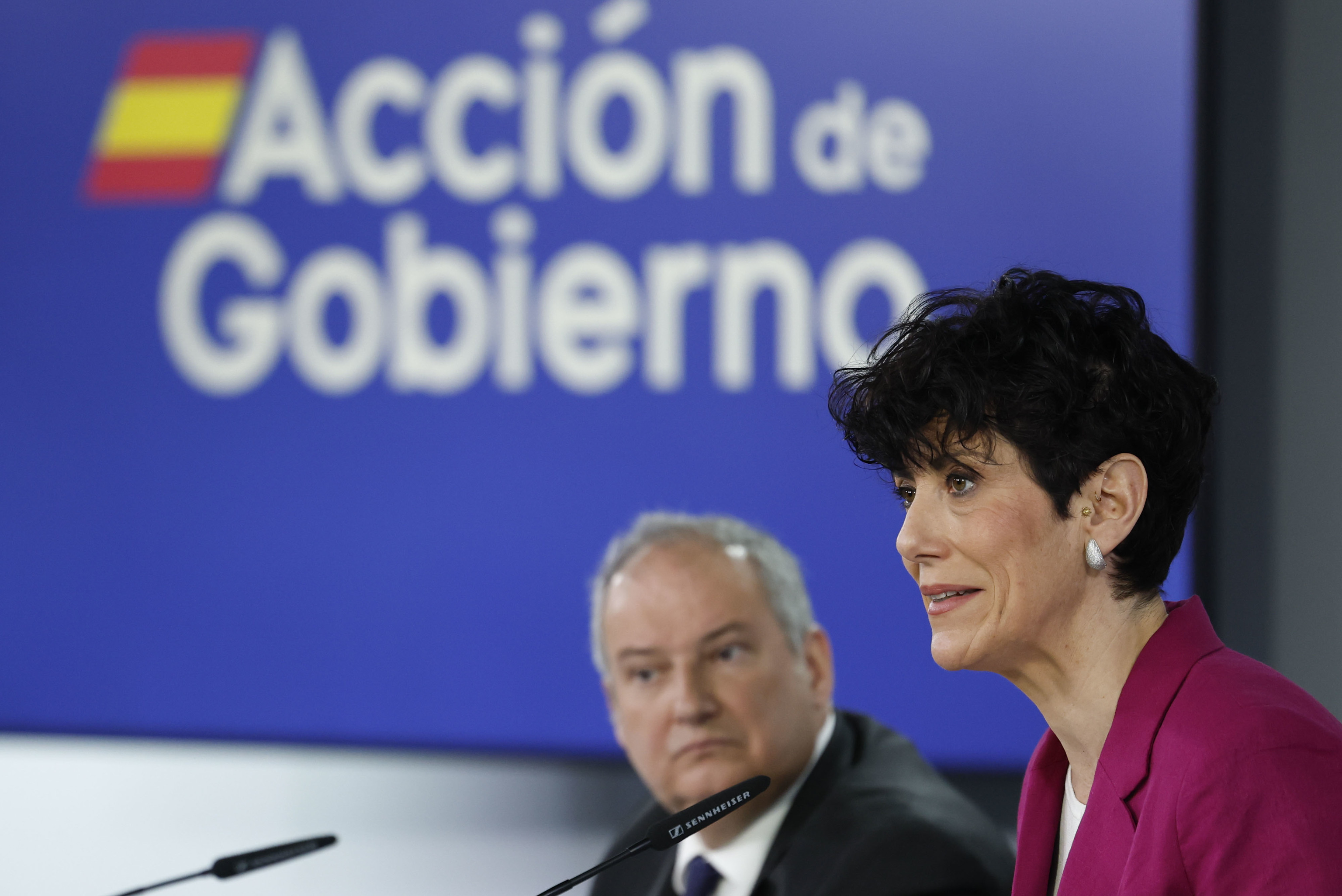 La portavoz del Gobierno, Elma Saiz, y el ministro de Industria, Jordi Hereu.
