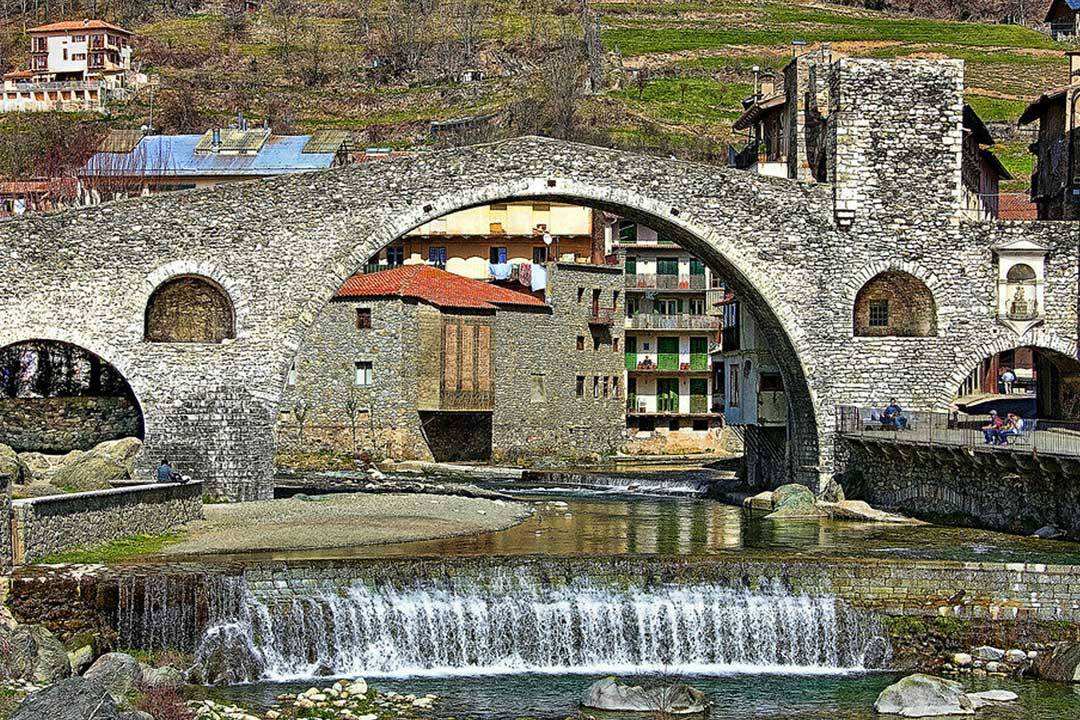 Foto: El emblemático puente de piedra sobre el encuentro de los ríos Ter y Ritort marca la entrada a este pintoresco municipio catalán. (Hotel Cims)