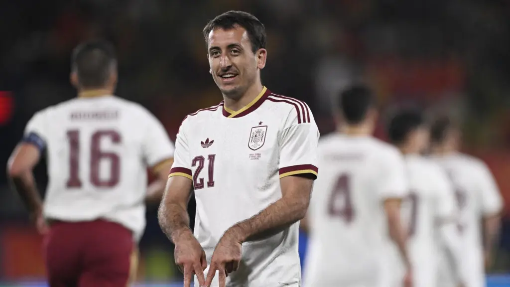 Oyarzabal celebrando su gol ante Serbia con la Selección