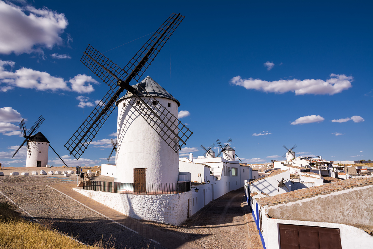 Molinos de viento cerca de casas en Campo de Criptana (iStock)