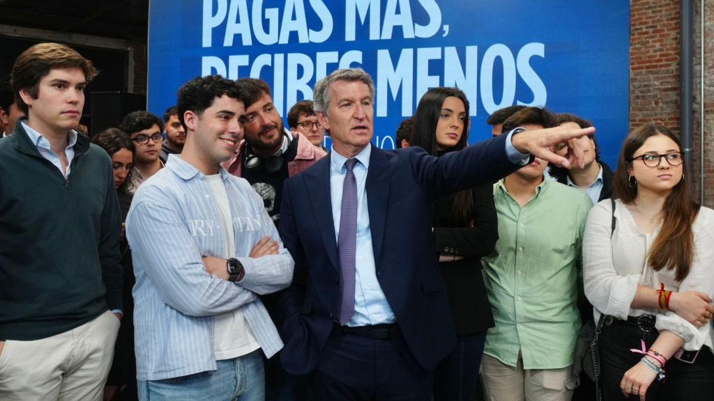 Alberto Núñez Feijóo, presidente del PP, con algunos jóvenes invitados al acto 'Pagas más, recibes menos'.