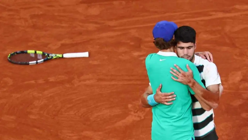 Carlos Alcaraz y Jannik Sinner se abrazan tras la final de Roland Garros 2025.