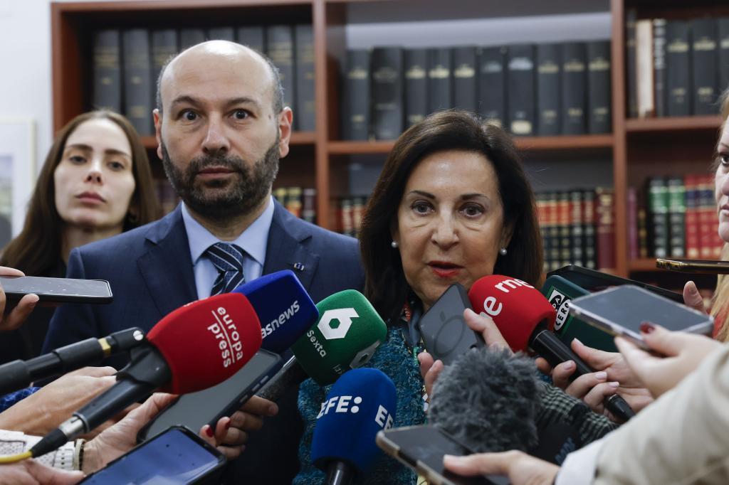 Margarita Robles, este miércoles, junto al embajador del Líbano en España, Hani Chemaitelly.