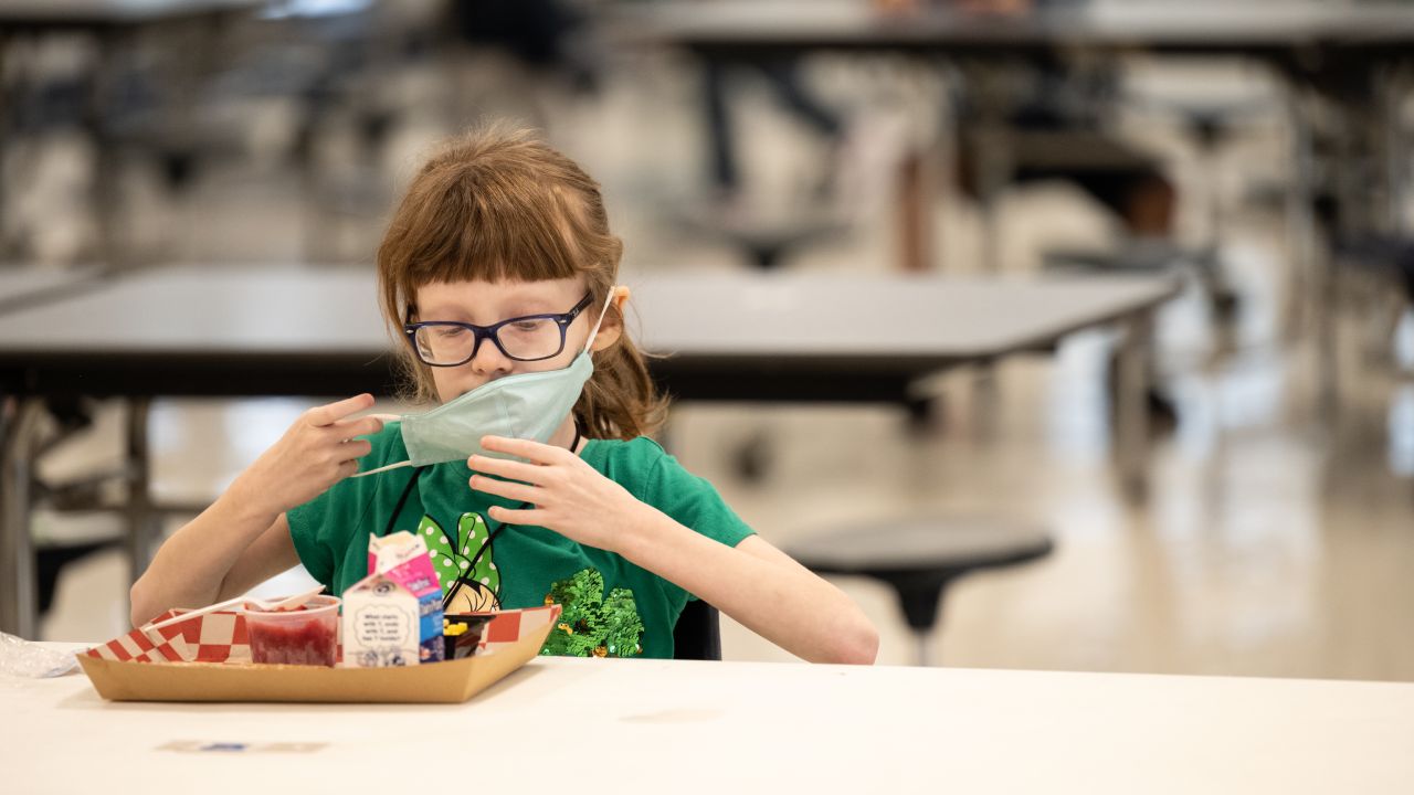 Foto: Una niña en la cafetería de su colegio en Louisville, Kentucky. (Getty Images/Jon Cherry)