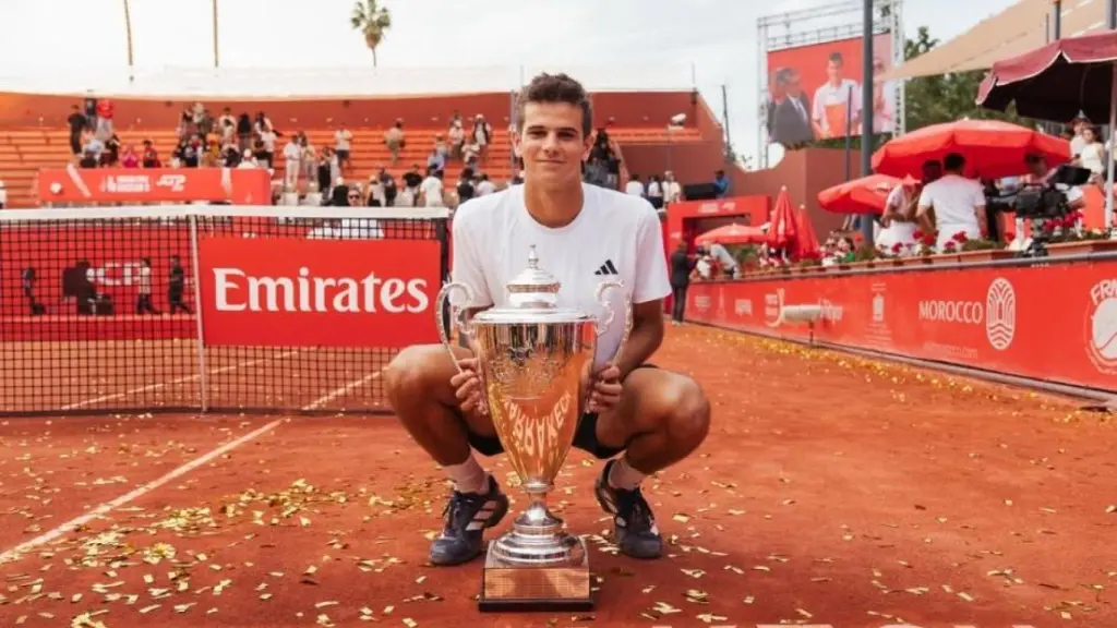 Rafa Jódar posa con su título del ATP 250 de Marrakech