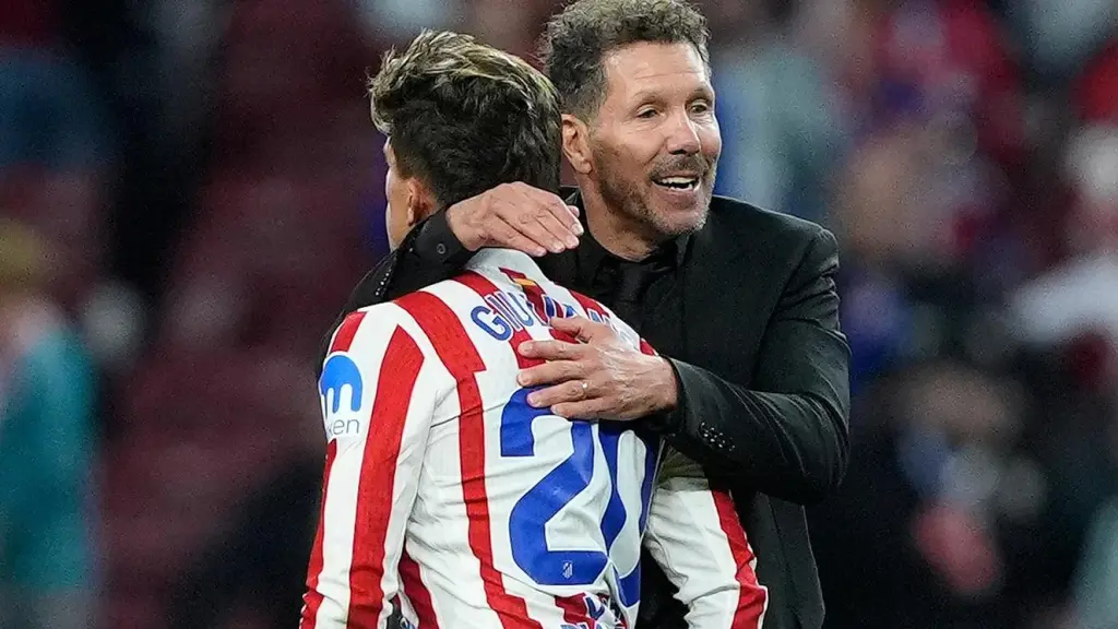Simeone abrazando a su hijo Giuliano