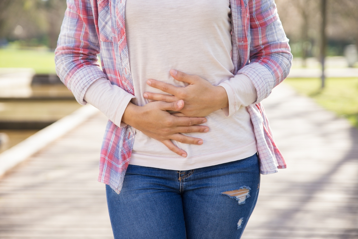 Una mujer con hambre le suena la tripa (Freepik)