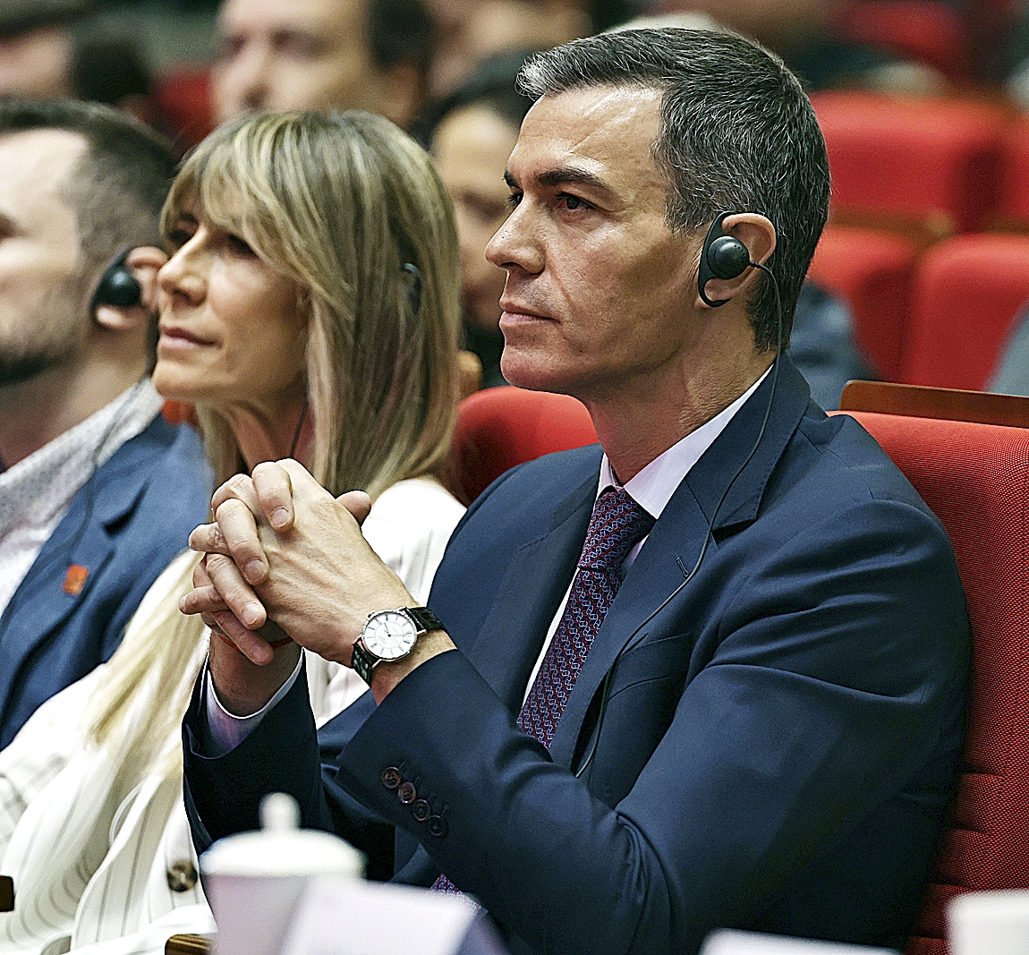 Pedro Sánchez y su esposa, Begoña Gómez, en la universidad de Tshingua (Pekín) el 13 de abril