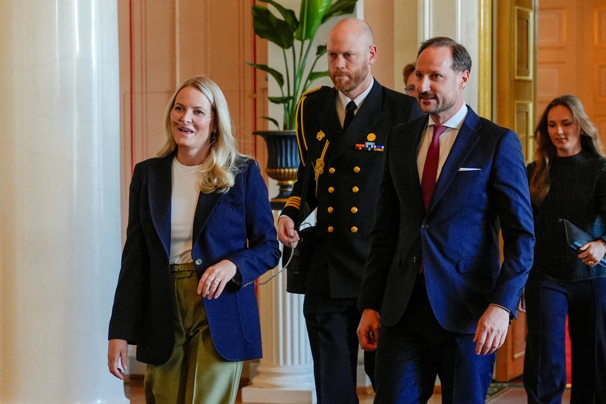 Un ayudante transporta el equipo portátil respiratorio de Mette-Marit de Noruega (Reuters)