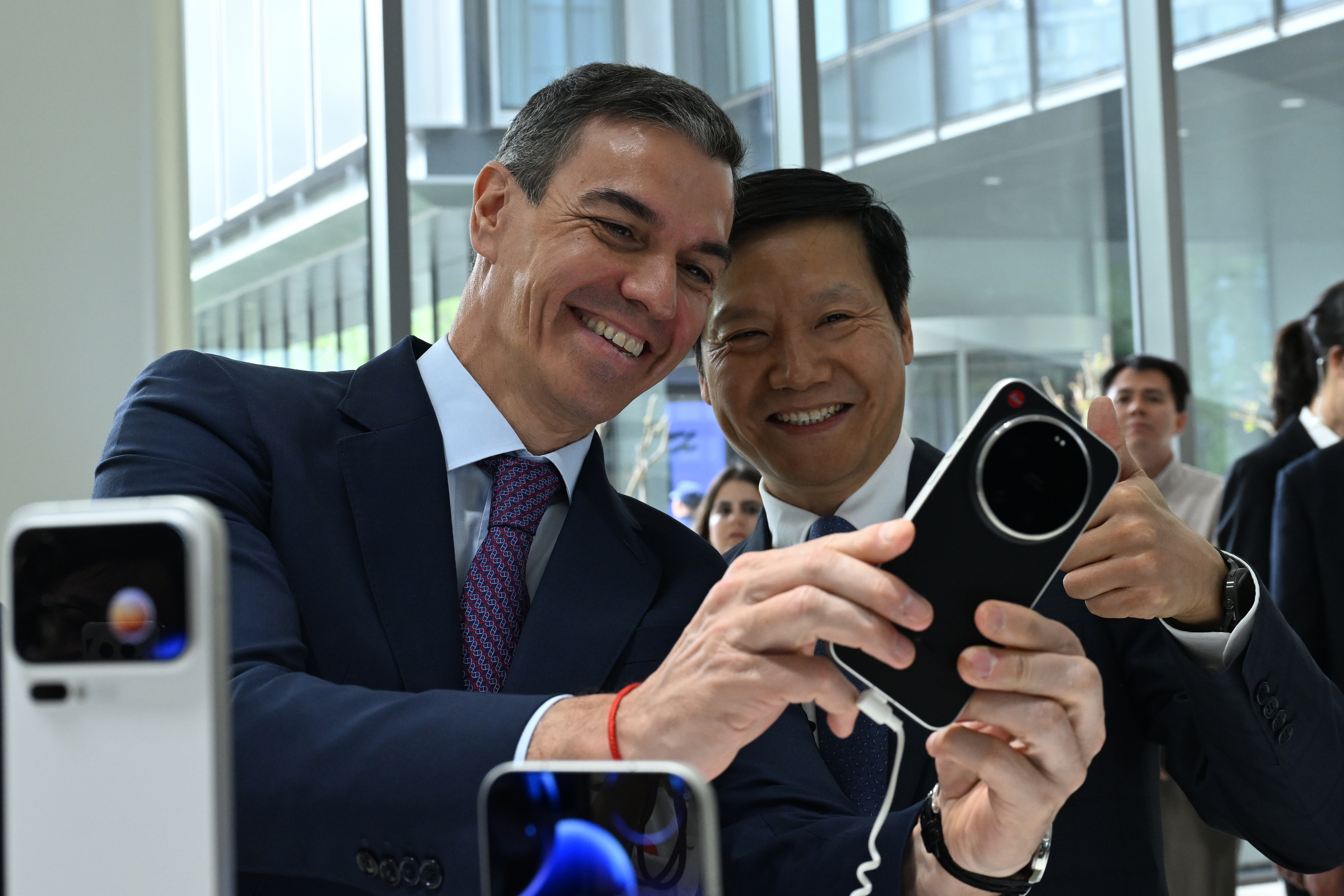 El presidente del Gobierno español, Pedro Sánchez, durante su visita este lunes en Pekín a la sede de la tecnológica Xiaomi junto a su fundador, Lei Juny.