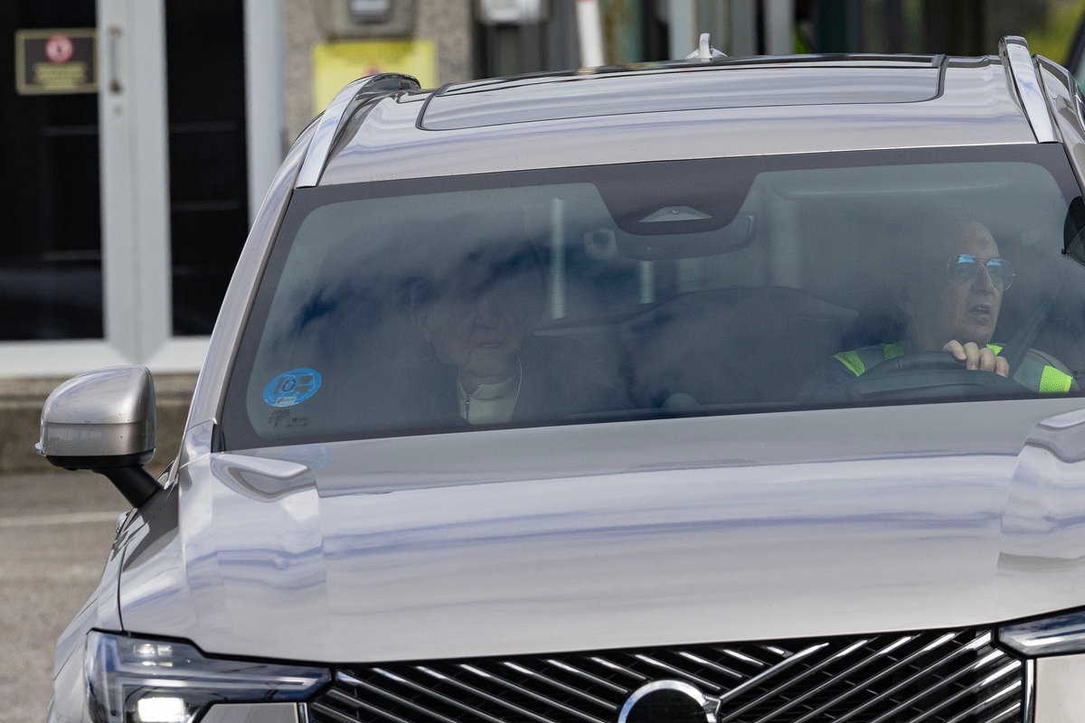 El rey emérito, Juan Carlos I, a su llegada al aeropuerto de Vigo, donde fue recibido por su amigo Pedro Campos, en cuya casa se hospedará en su estancia en Sanxenxo. (EFE/Salvador Sas).