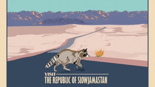 Un afiche estilizado muestra un mapache cruzando una carretera pavimentada que se extiende a lo lejos en el desierto. En el fondo se ven montañas iluminadas por el so. La leyenda dice: Vista la República de Slowjamastan