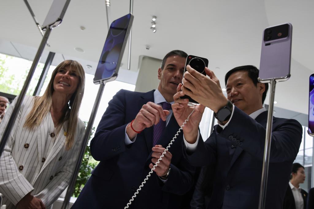 Begoña Gómez y Pedro Sánchez, junto al fundador y CEO de Xiaomi, Lei Jun, este lunes, en Pekín.